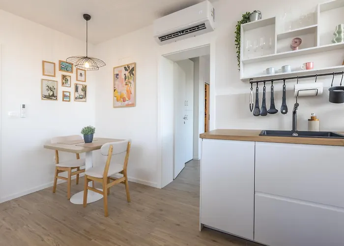 Brand New Daire Makarska